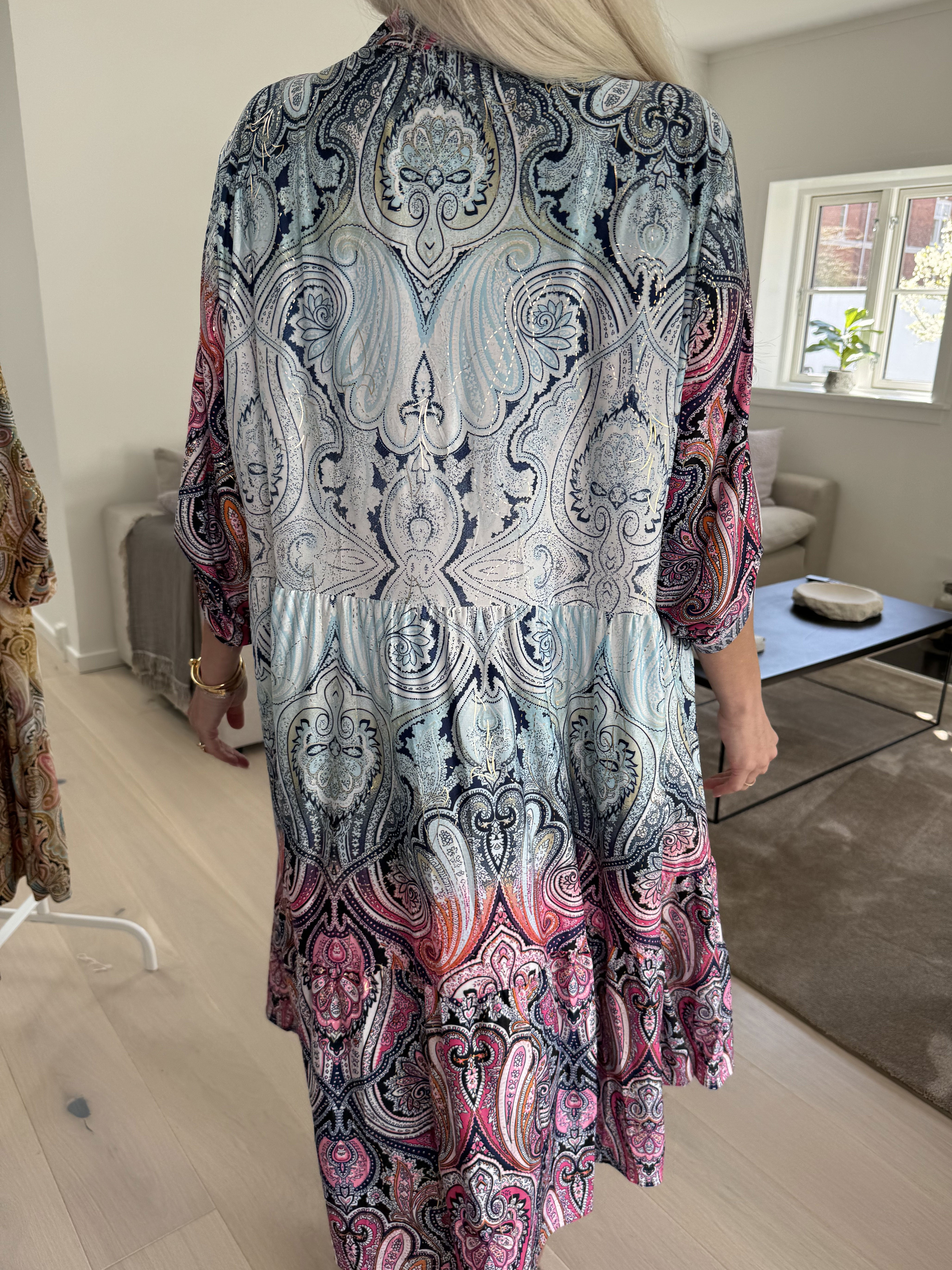 Milano Tamaria Midi - Kjole i fint print i lag på lag look